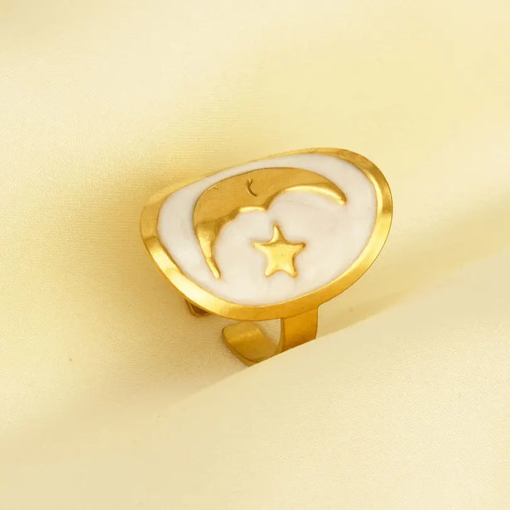 La Bague du Pacte : bague ouverte dorée, plateau émaillé blanc orné d'une lune et d'une étoile