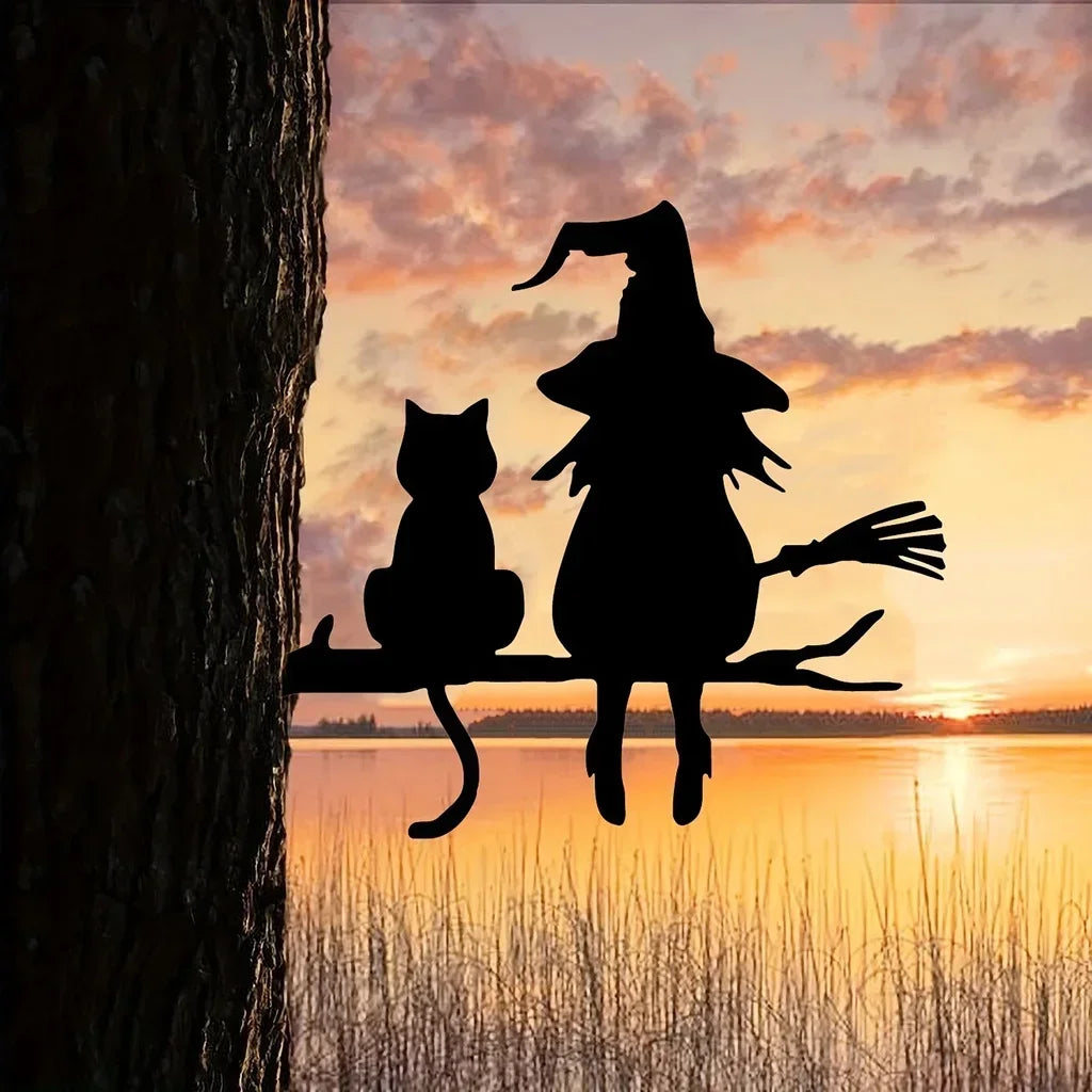 Silhouette sorcière et chat au jardin – vue 3