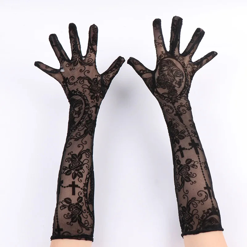 Gants longs en dentelle noire, vue de dos des mains