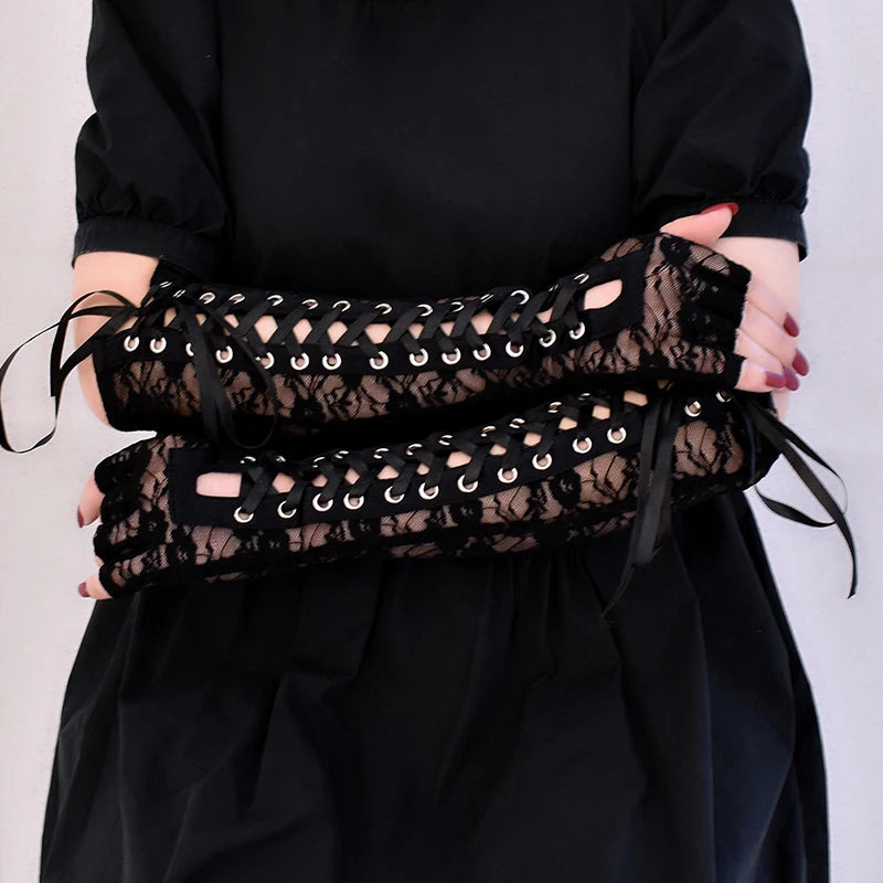 Mitaines en dentelle et ruban