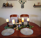 Bougeoirs colonne sur une table