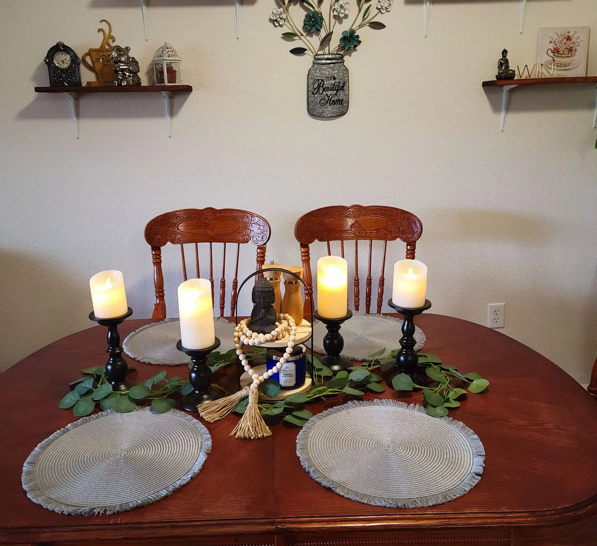 Bougeoirs colonne sur une table