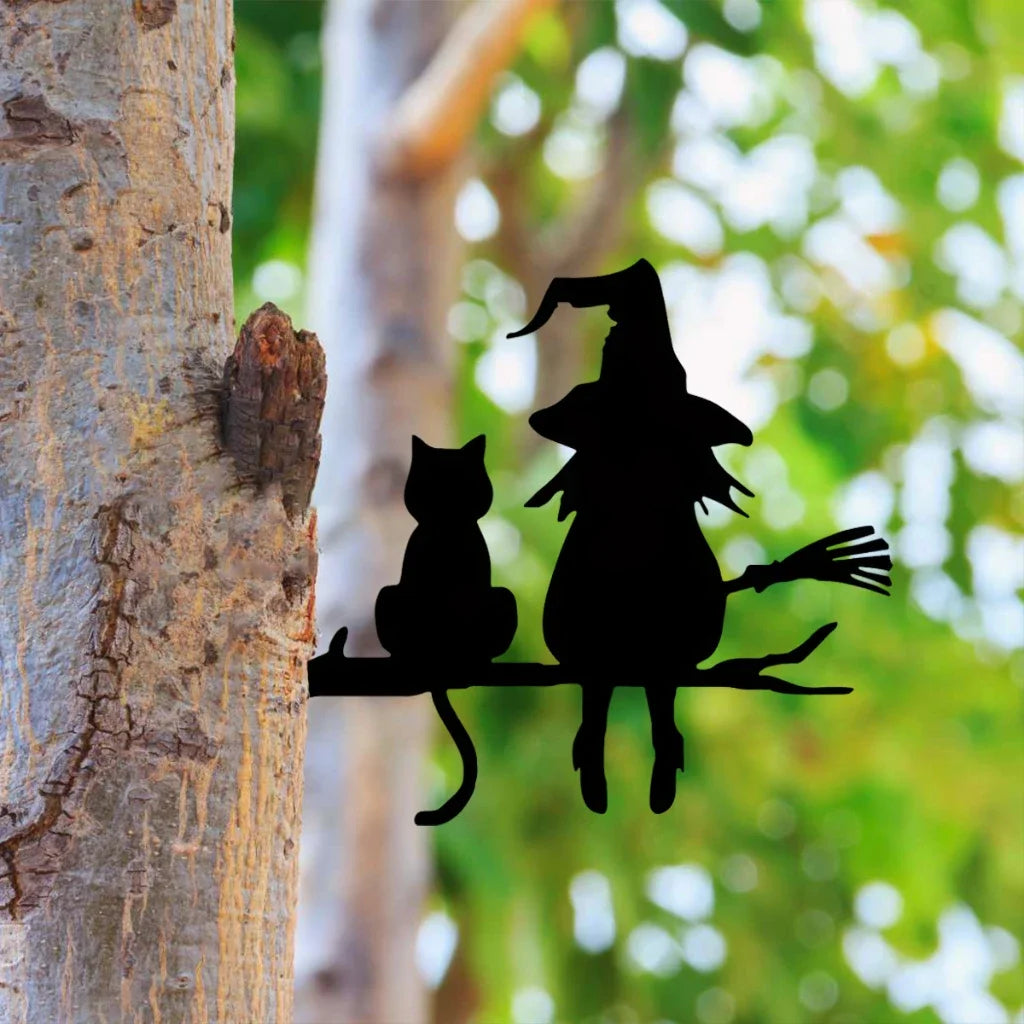Silhouette sorcière et chat au jardin – vue 4