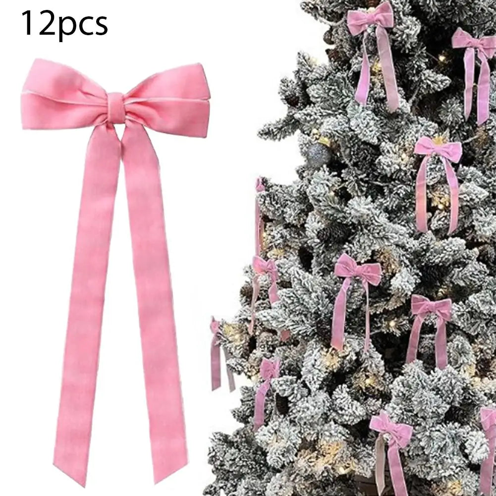 Nœuds en velours rose sur un sapin enneigé