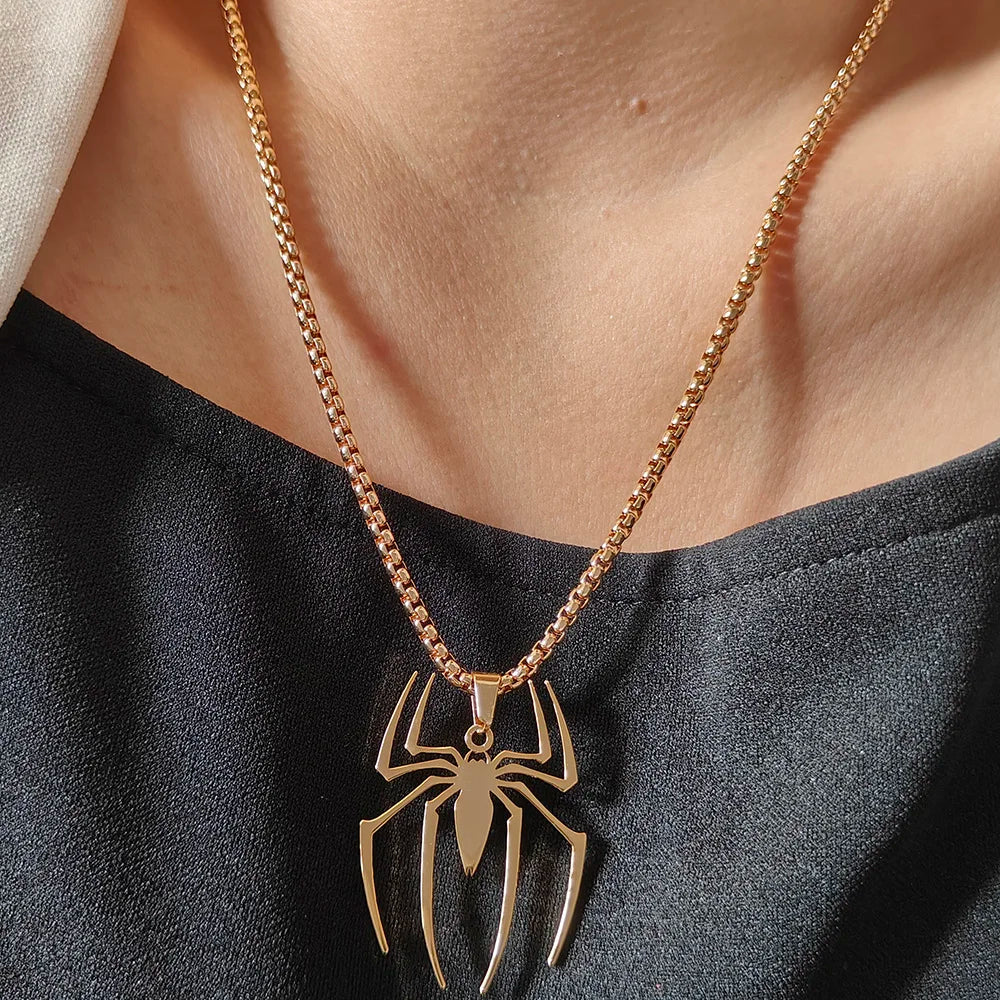 Collier araignée porté