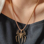 Collier araignée porté
