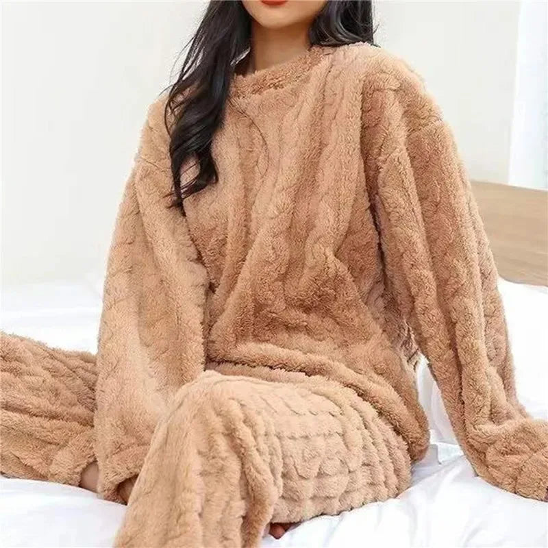 Le Pyjama Douillet en Velours Corail