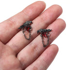 La paire de boucles d'oreilles corbeau