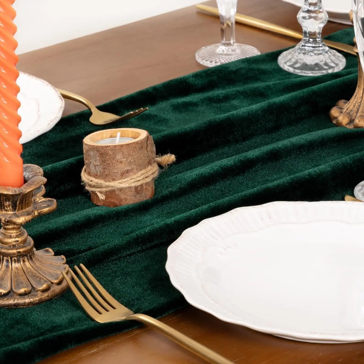 Détail du velours vert froissé avec un bougeoir doré