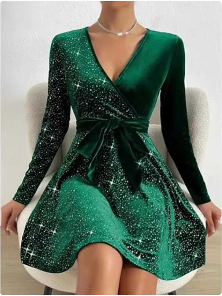 Robe de fête verte à paillettes, col V cache-cœur et ceinture nouée