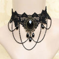 Le Collier des Larmes Noires : ras-de-cou en dentelle noire, cabochon et perles en larmes