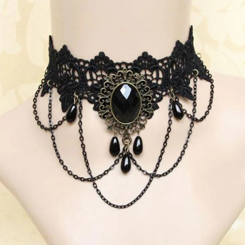 Le Collier des Larmes Noires : ras-de-cou en dentelle noire, cabochon et perles en larmes