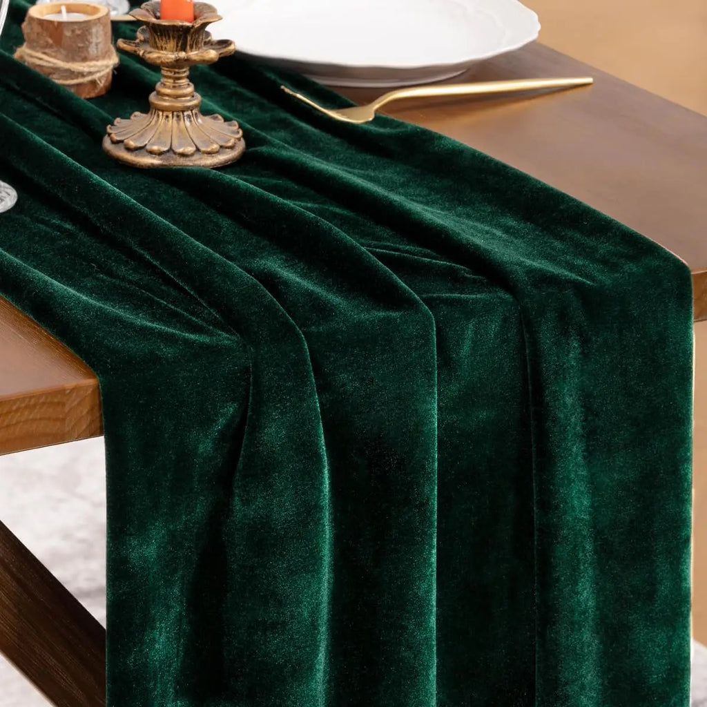 Chemin de table en velours vert émeraude sur une table en bois dressée