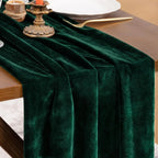 Chemin de table en velours vert émeraude sur une table en bois dressée