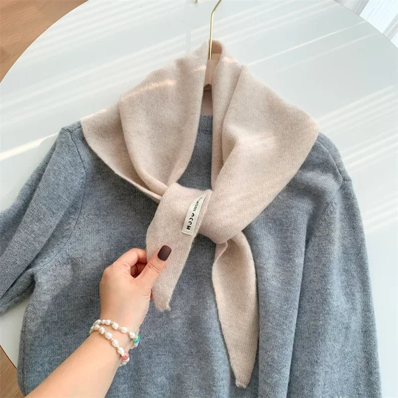 Le Foulard Triangle en Maille Douce