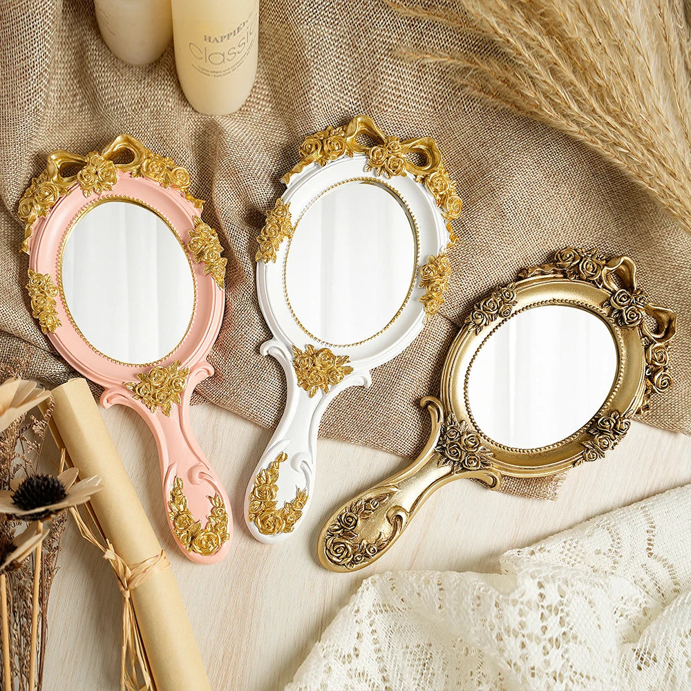 Miroirs baroques sur une coiffeuse