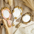 Miroirs baroques sur une coiffeuse