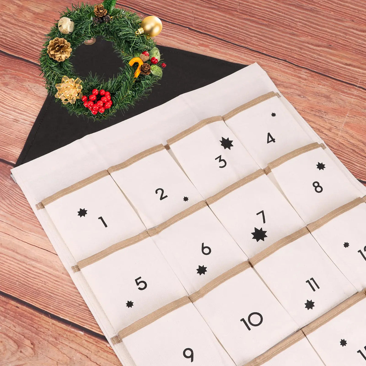 Calendrier de l'Avent en tissu à 24 poches avec une couronne de Noël