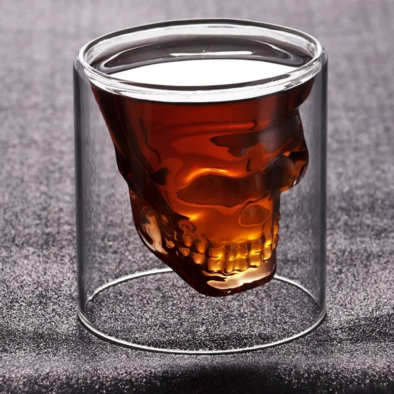 La Coupe du Crâne : verre à double paroi avec crâne intérieur, rempli