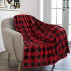 Plaid à carreaux rouge et noir posé sur un fauteuil