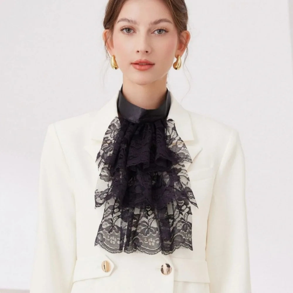 Le Jabot du Comte noir porté sur une veste claire