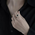 Chevalière portée avec une chemise noire