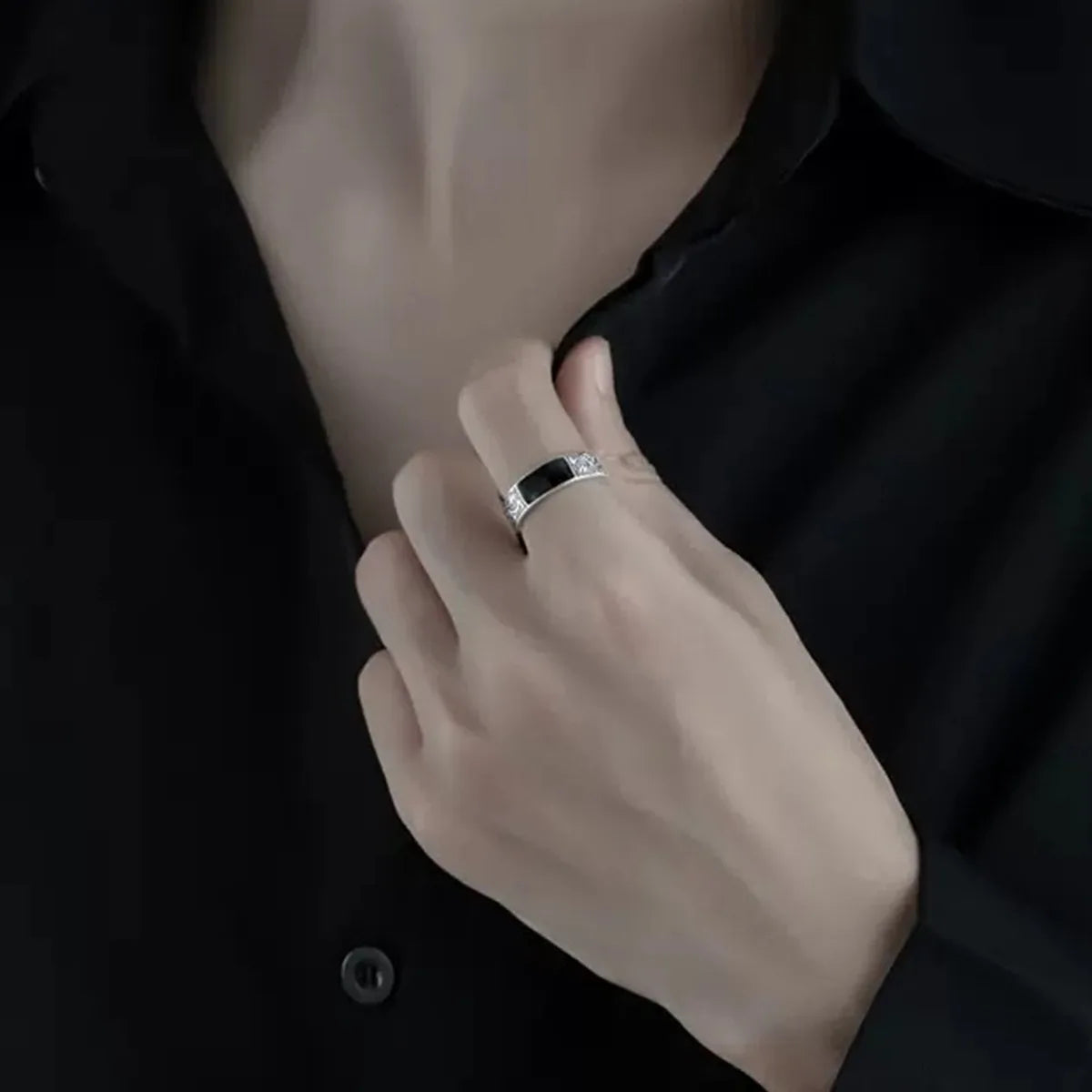 Chevalière portée avec une chemise noire