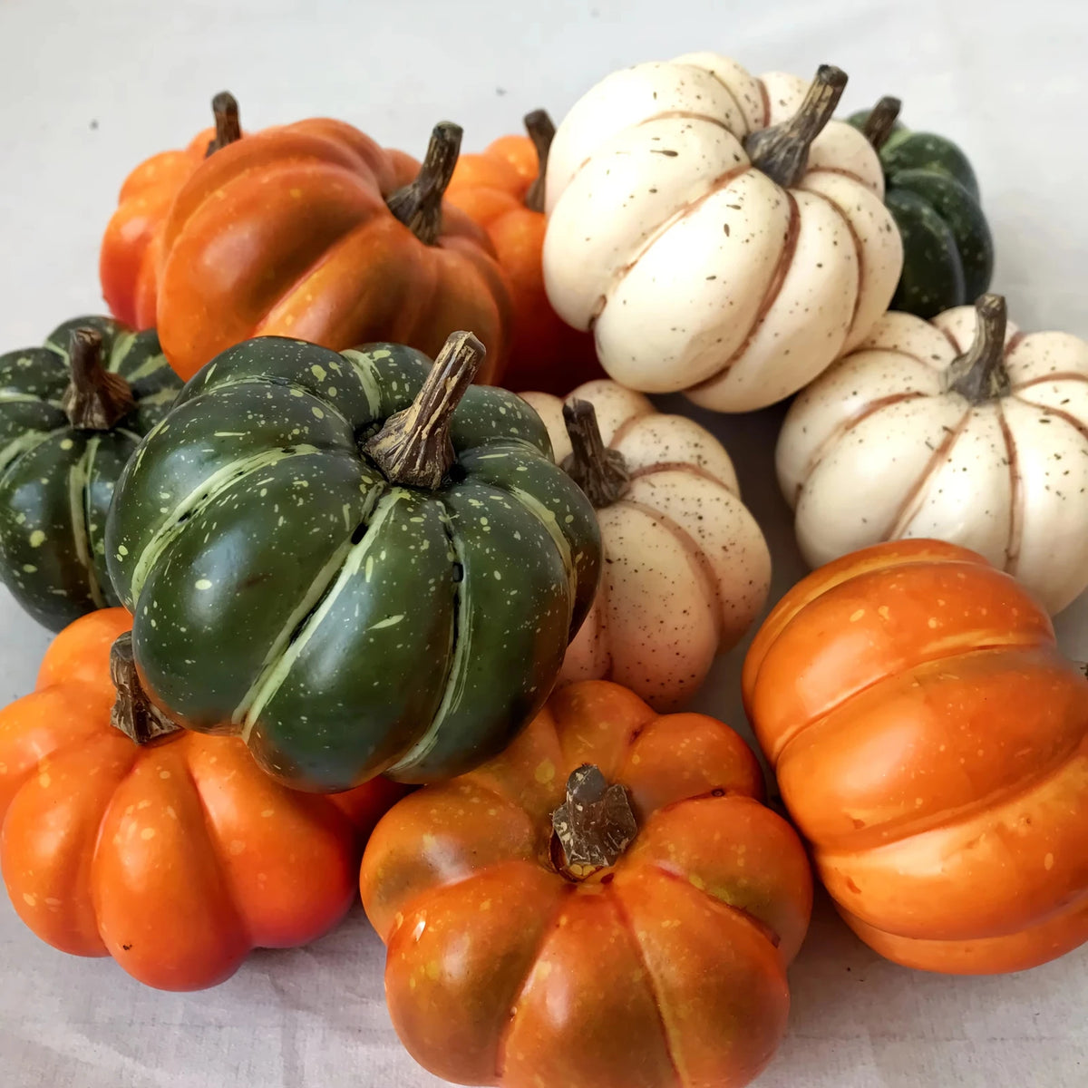 Citrouilles artificielles de près