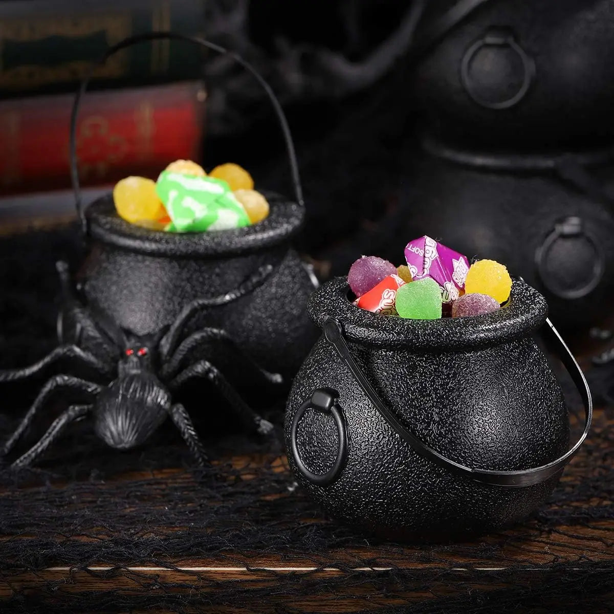 Mini-chaudrons sur une table