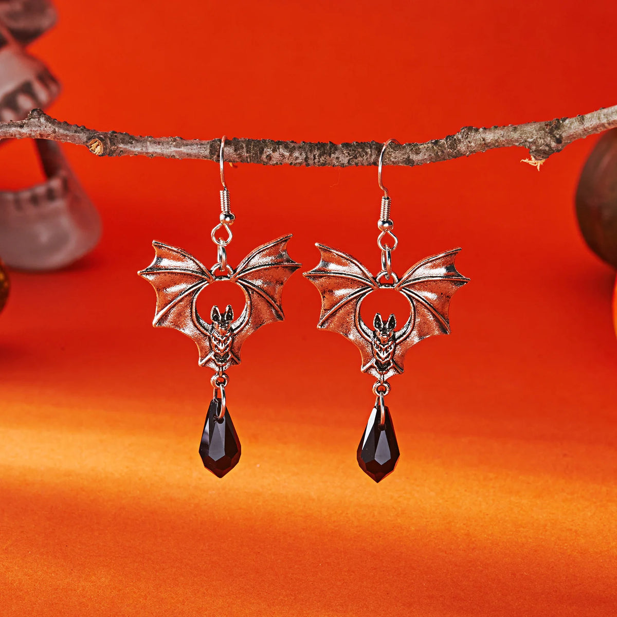 Boucles d'oreilles chauve-souris présentées