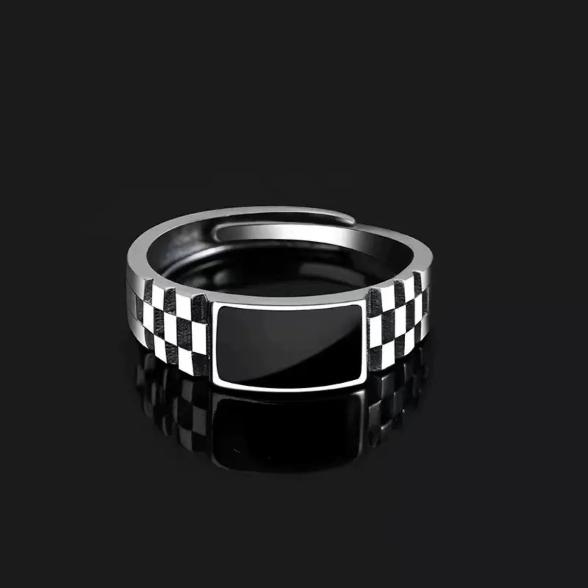 Chevalière façon onyx sur fond noir