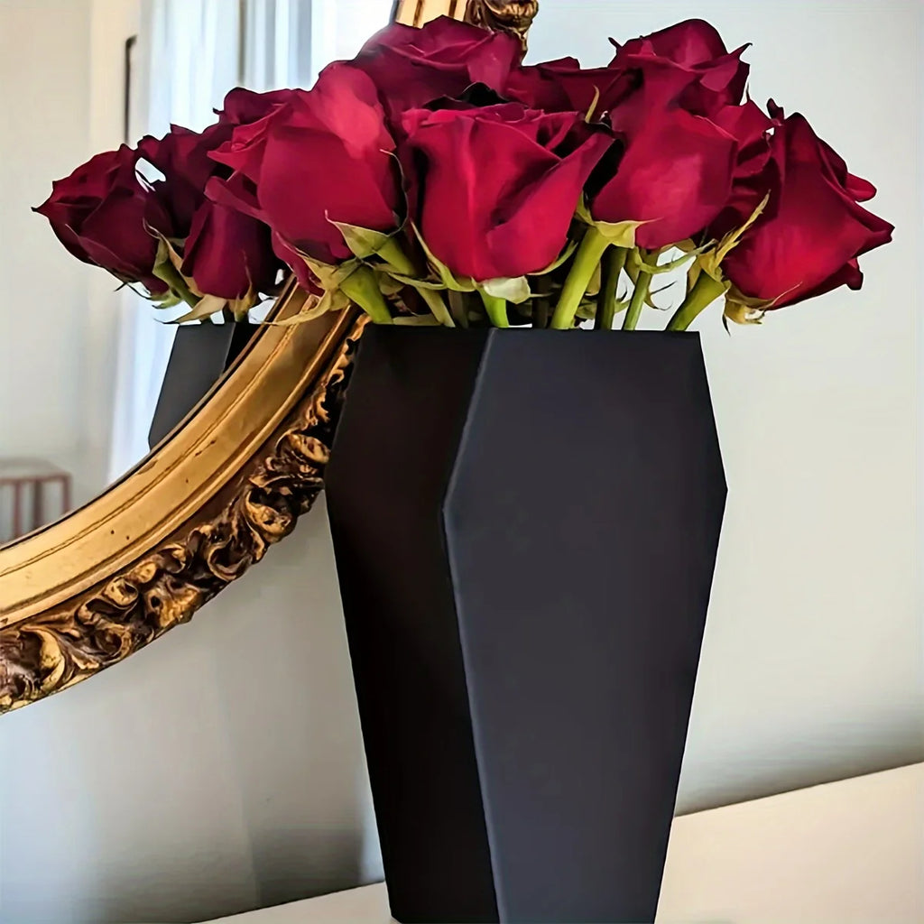 Le Vase Cercueil noir garni de roses rouges