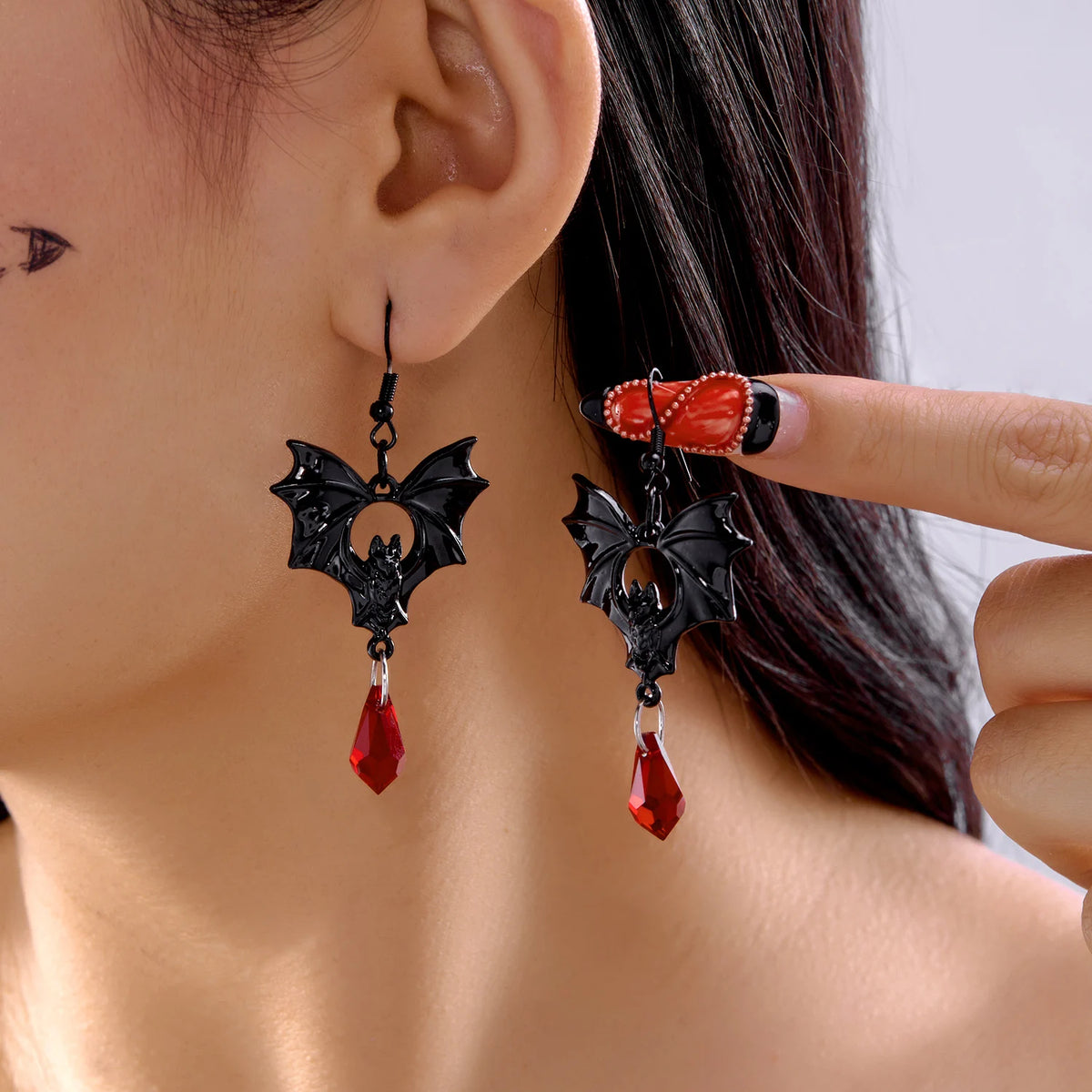 Les Boucles de la Chauve-Souris – Noir et larme rouge