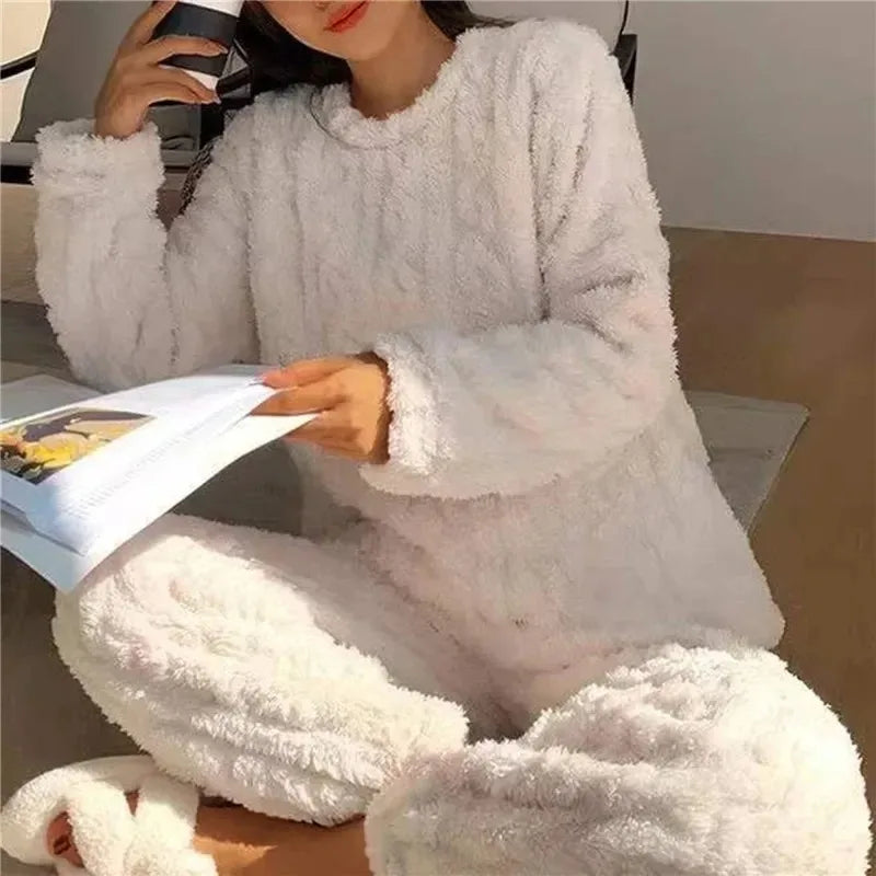 Le Pyjama Douillet en Velours Corail