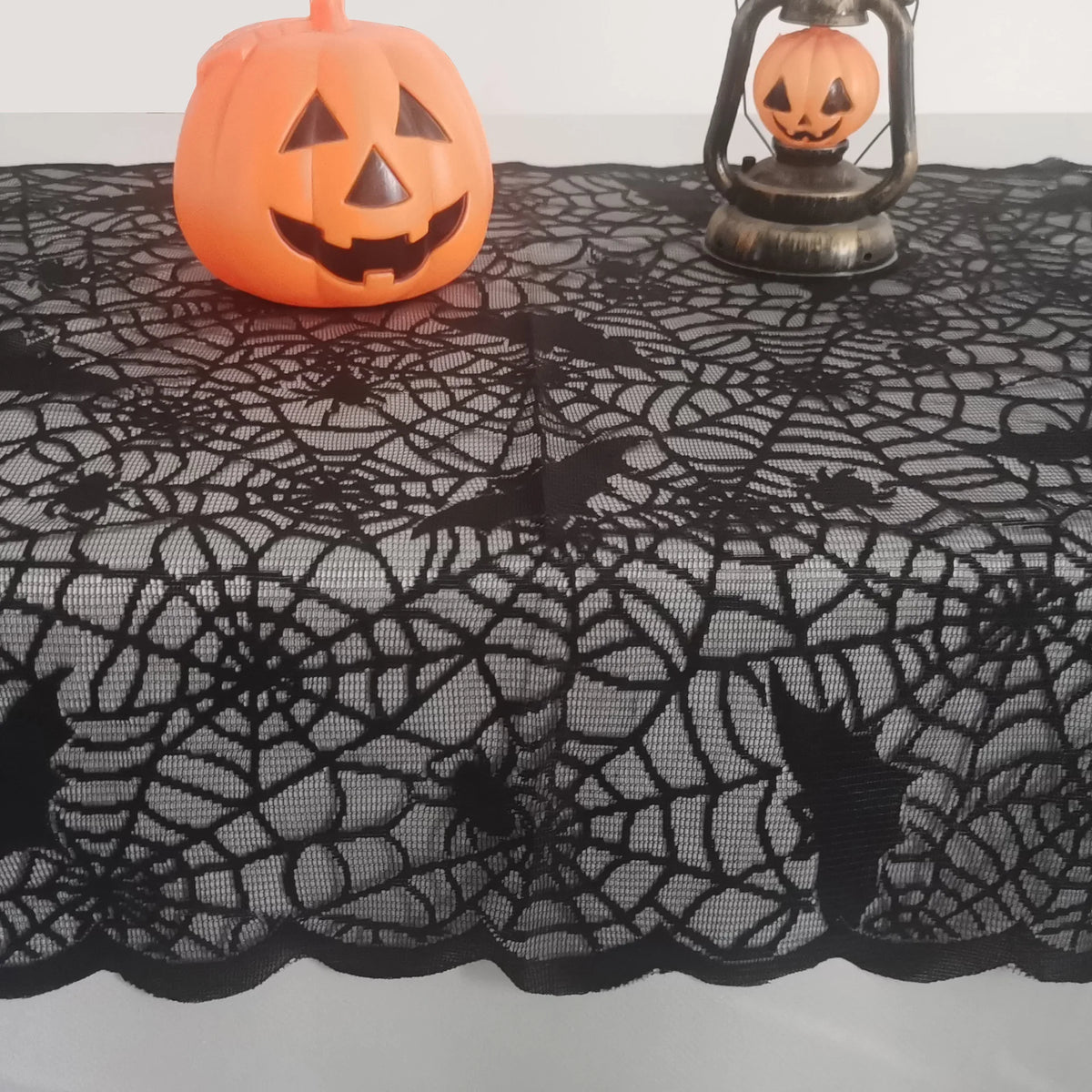Nappe arachnéenne sous une citrouille