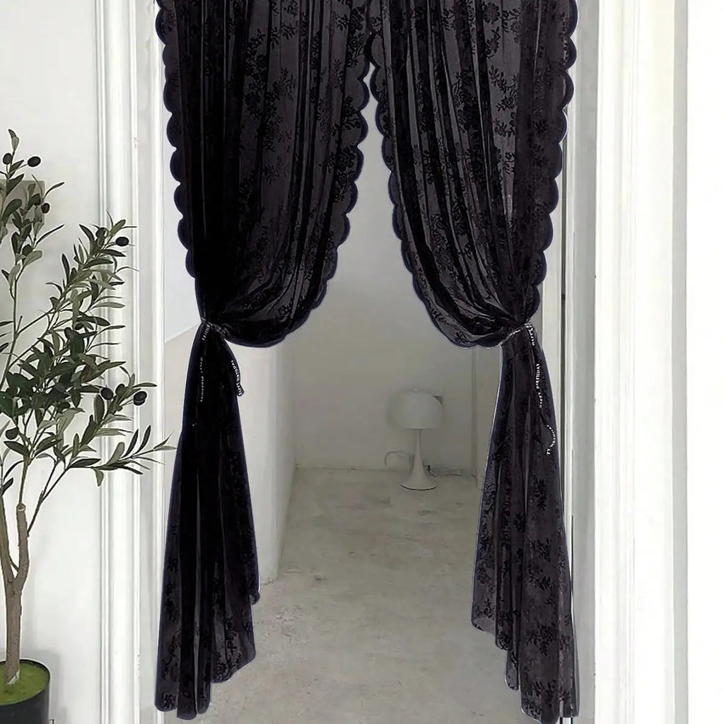 Le Rideau des Roses Noires installé devant une fenêtre