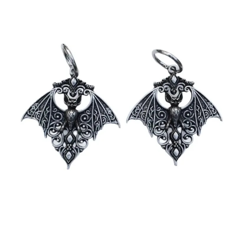 Boucles d'oreilles chauve-souris sur fond blanc