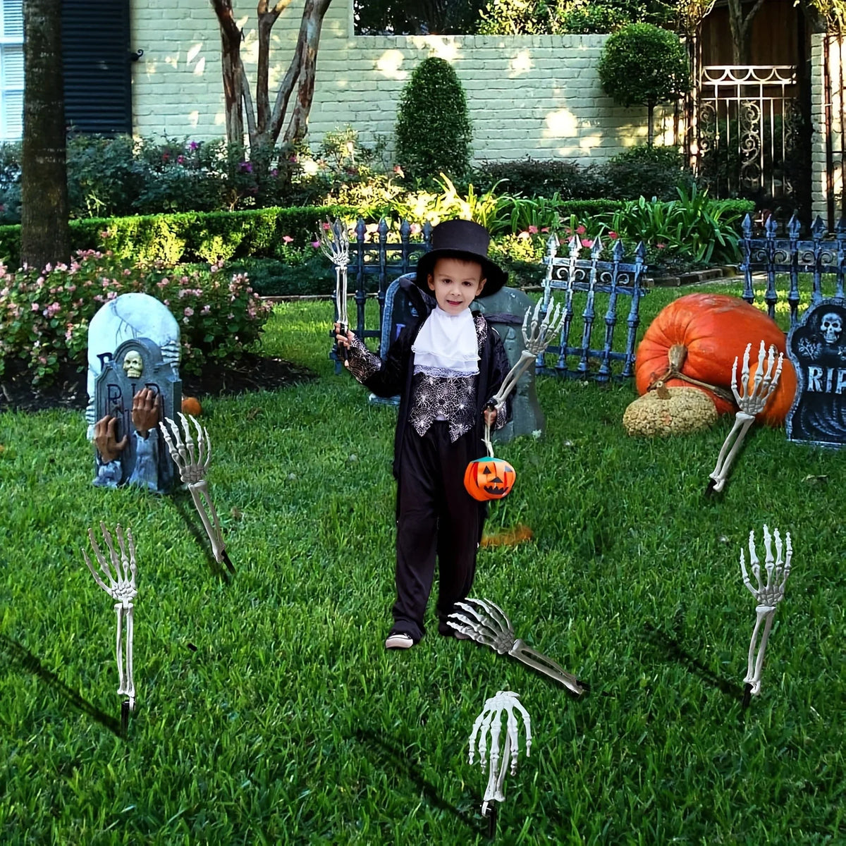 Mains de squelette dans un jardin