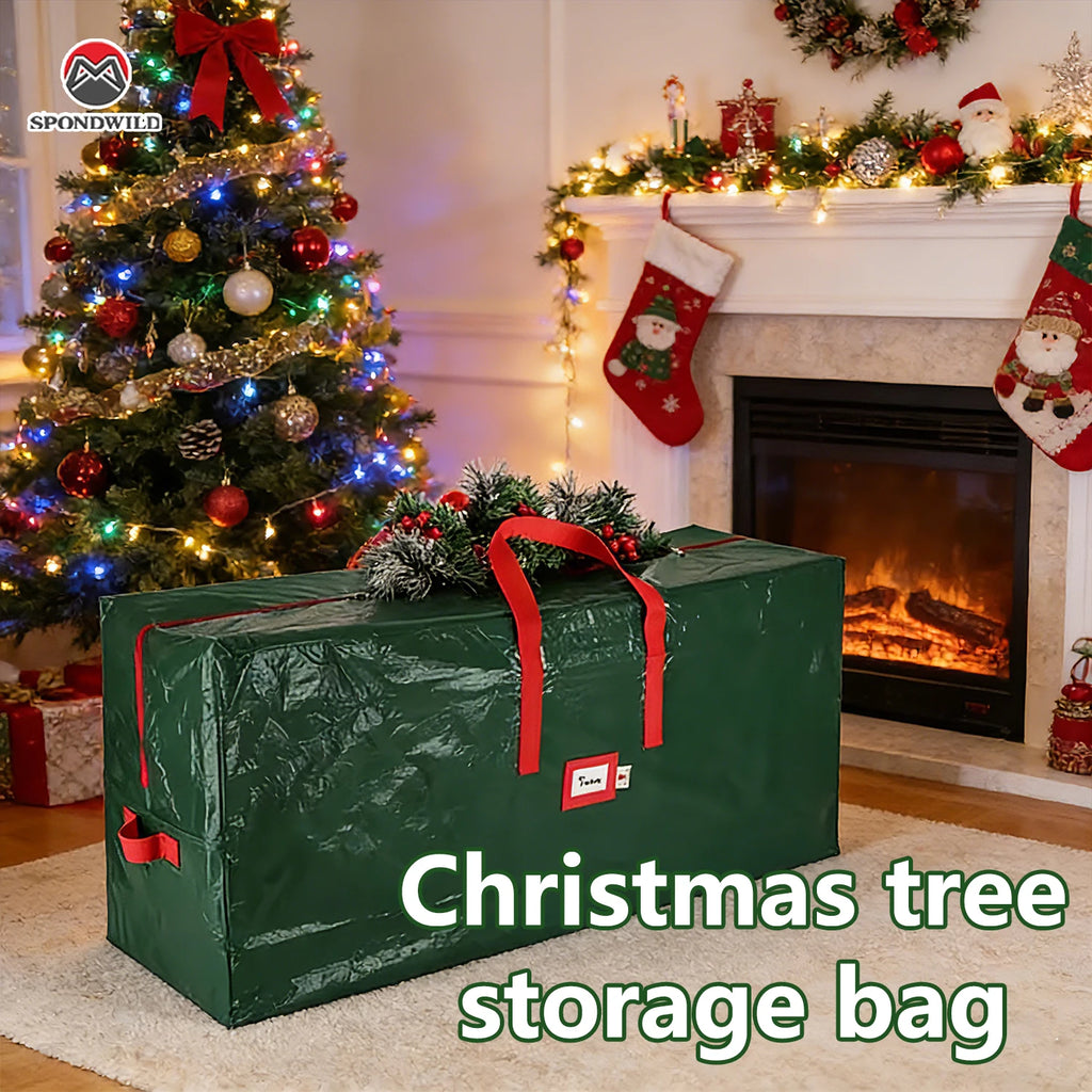 Sac de rangement rouge pour sapin artificiel devant un sapin décoré