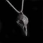 Pendentif corbeau sur fond noir