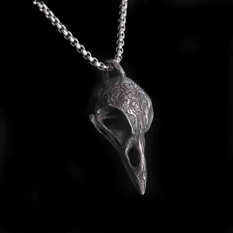 Pendentif corbeau sur fond noir