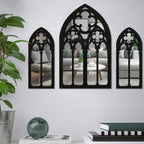 Les Vitraux du Manoir accrochés au mur : trois miroirs en forme de fenêtres de cathédrale
