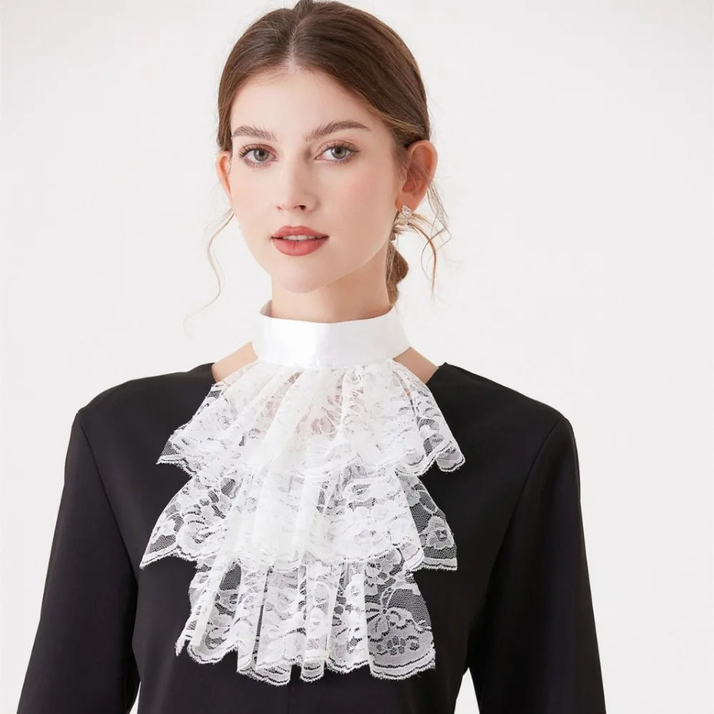 Le Jabot du Comte blanc porté sur une veste noire