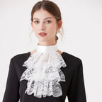 Le Jabot du Comte blanc porté sur une veste noire