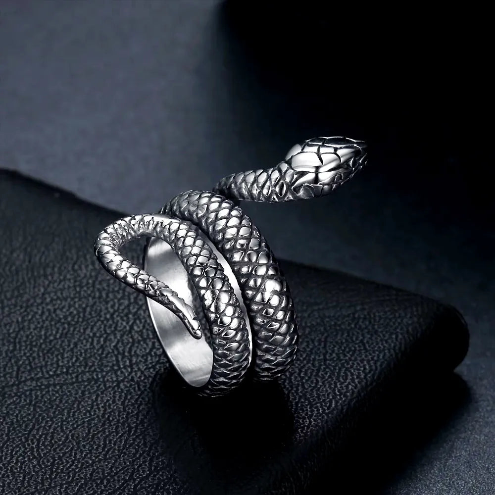 Bague serpent sur fond noir