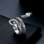 Bague serpent sur fond noir