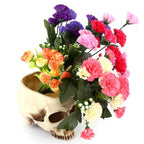 Pot crâne garni d'un bouquet de fleurs