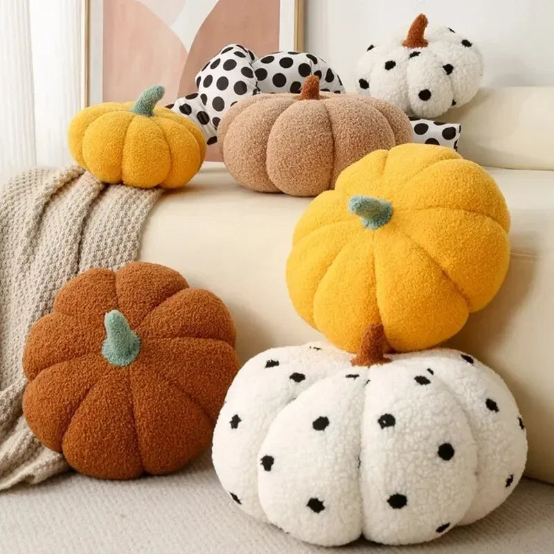 Coussins citrouille sur un canapé