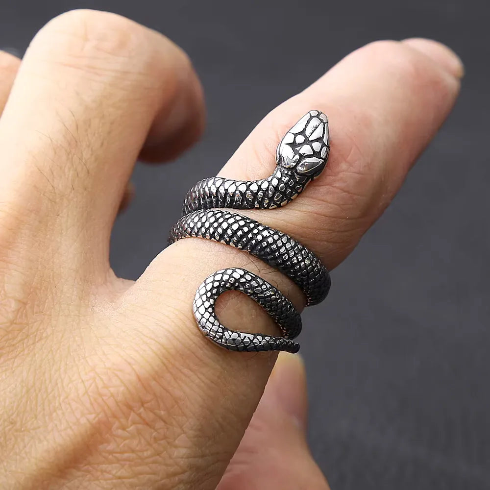 Bague serpent portée