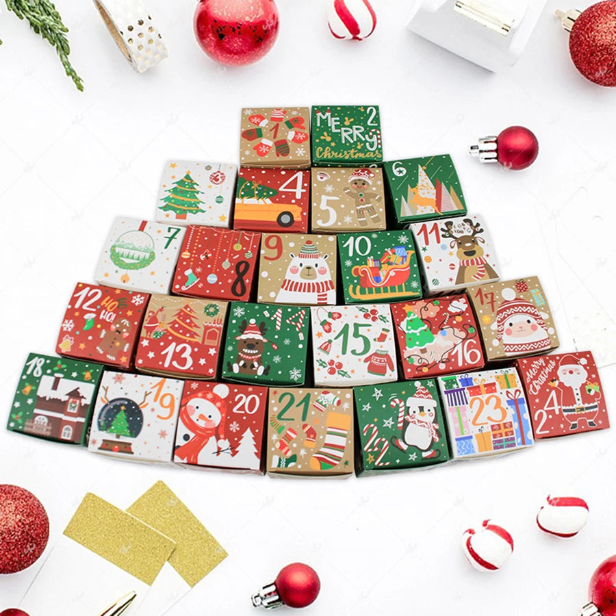 Cubes de calendrier de l'Avent en sapin parmi des boules de Noël